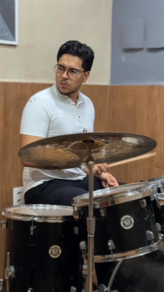 Aluno em aula de bateria