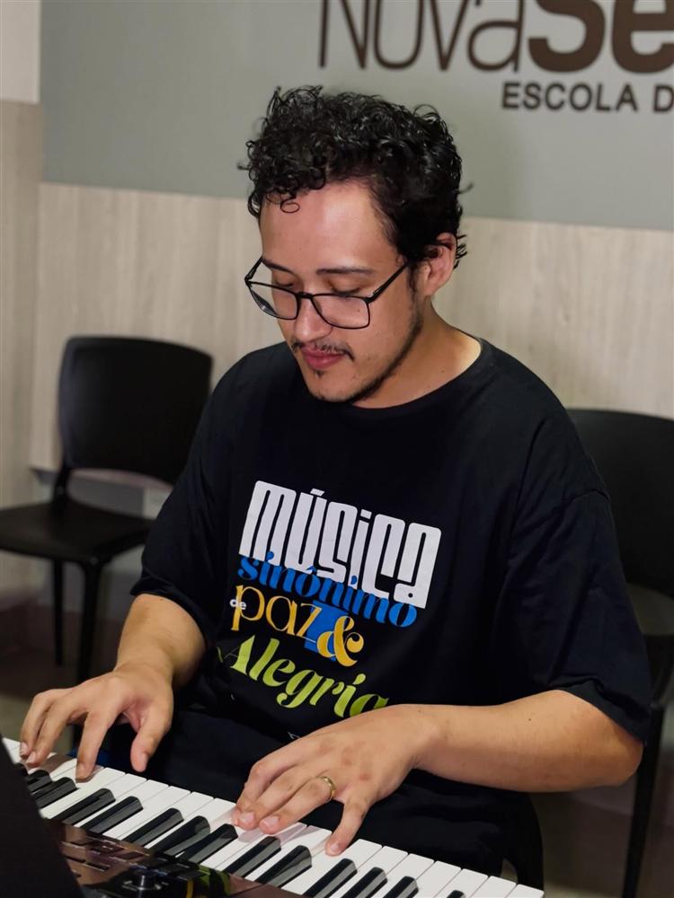 Professor tocando teclado